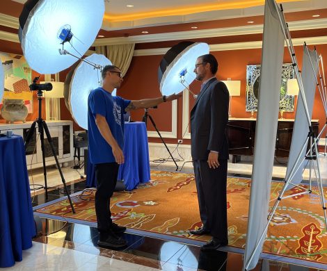 josh-line-photography-directing-headshot-booth-las-vegas-conference Josh Line Photography directing conference headshot booth at Las Vegas corporate event